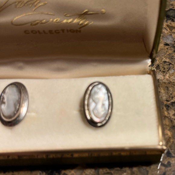 Vintage Lady Coventry Cameo Clip On Earrings - Picture 3 of 11
